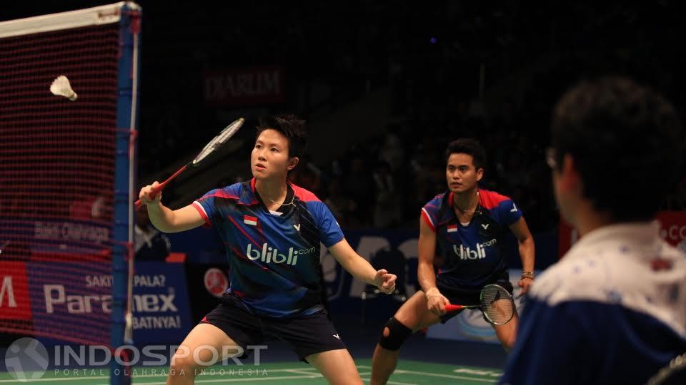 Ganda campuran Indonesia Tontowi Ahmad/Liliyana Natsir mengembalikan kok ke arah ganda campuran Australia Sawan Serasinghe/Setyana Mapasa. - INDOSPORT